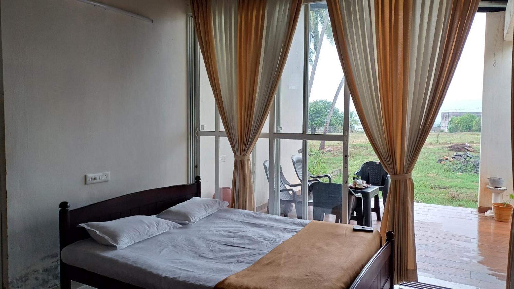 Shi'S Unique & Private 180 Degree Glass House In Pollāchi 外观 照片