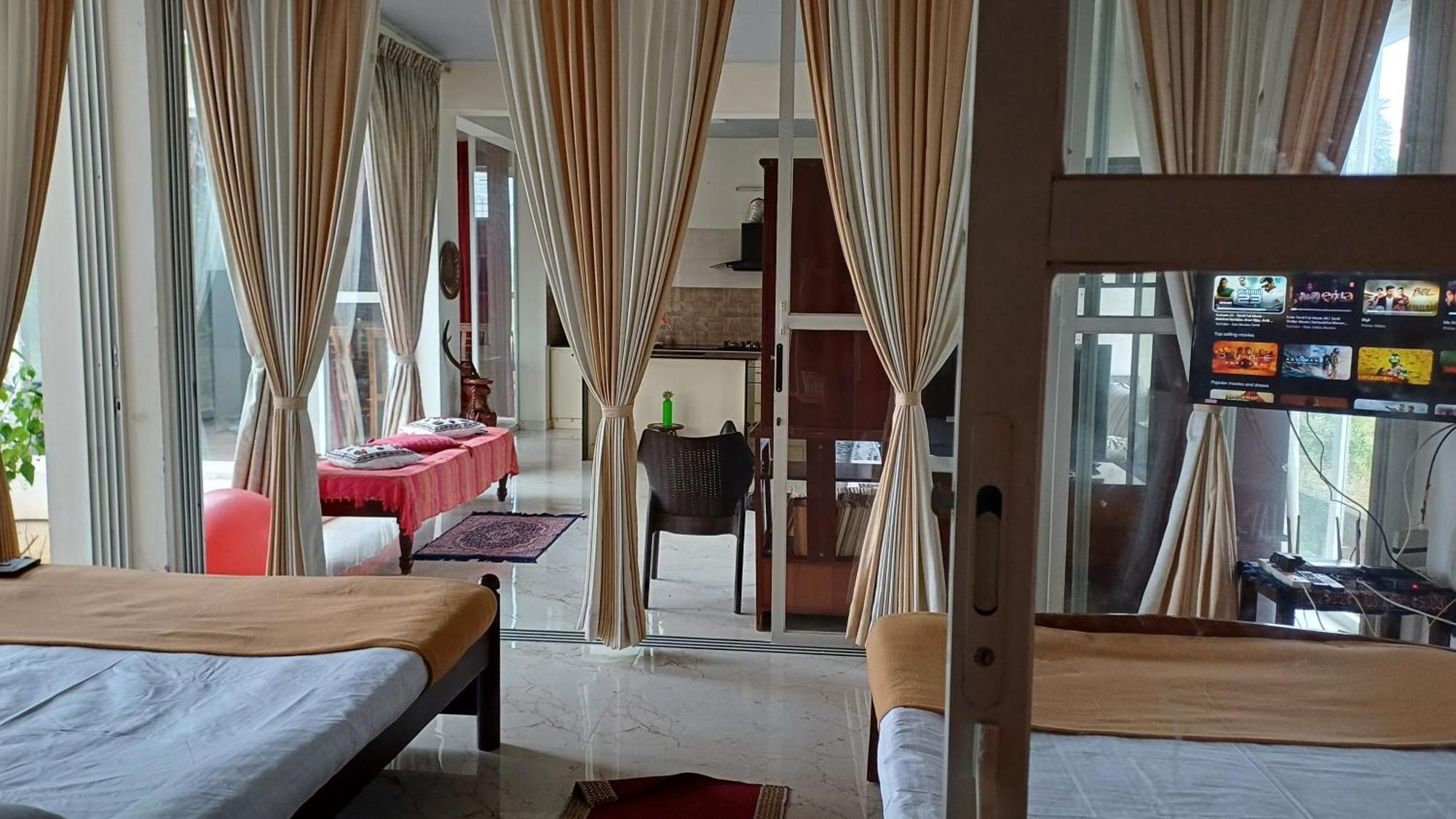 Shi'S Unique & Private 180 Degree Glass House In Pollāchi 外观 照片