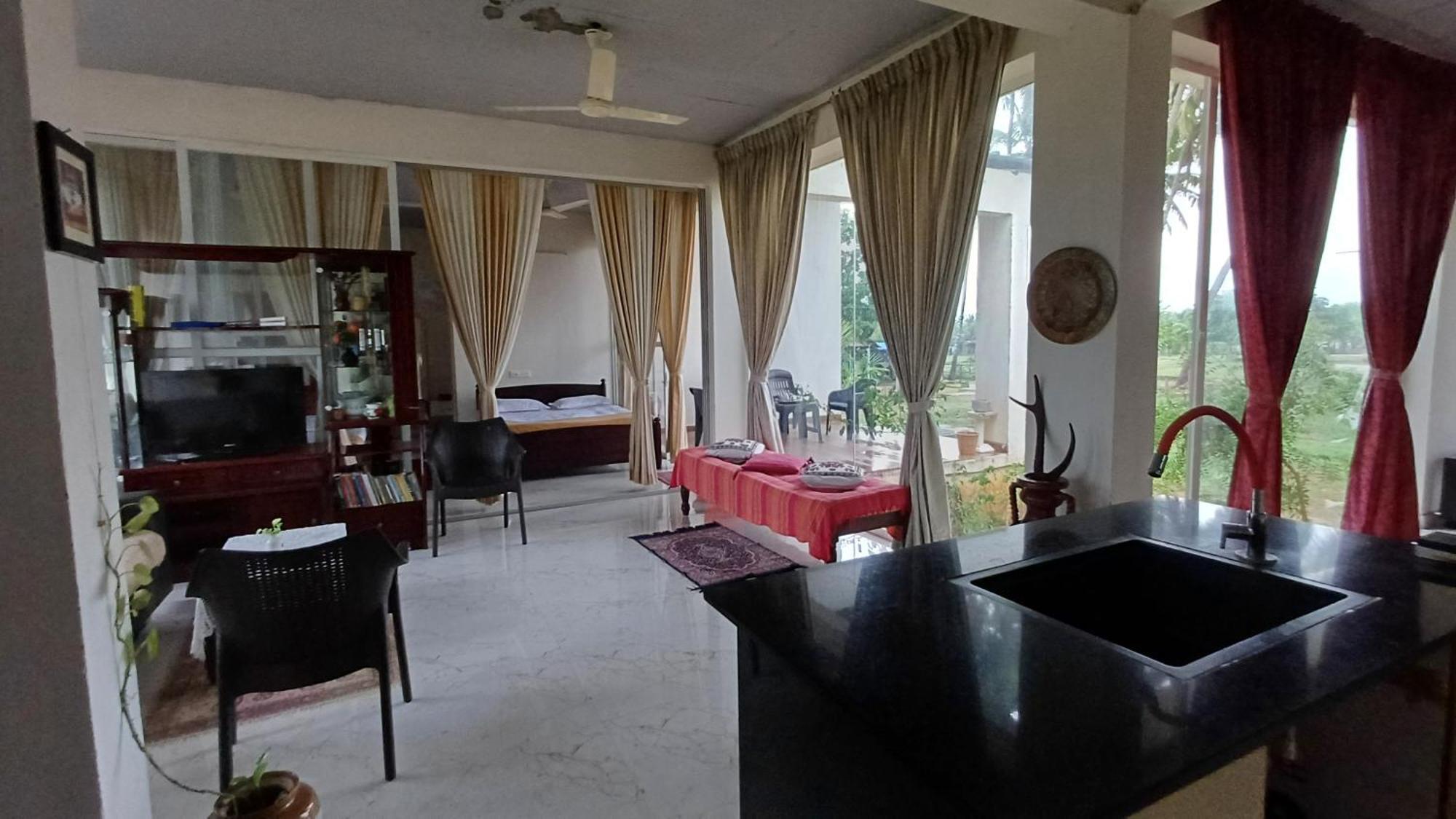 Shi'S Unique & Private 180 Degree Glass House In Pollāchi 外观 照片