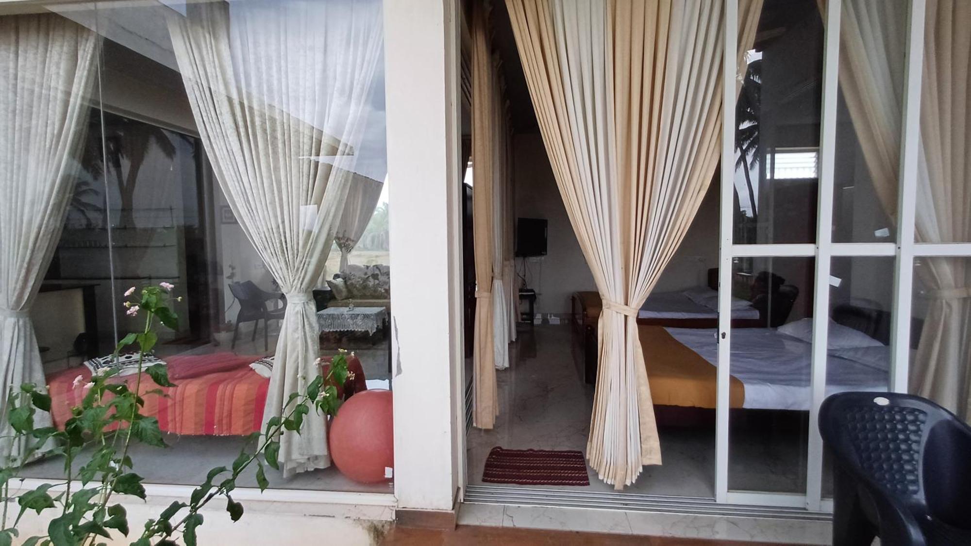 Shi'S Unique & Private 180 Degree Glass House In Pollāchi 外观 照片