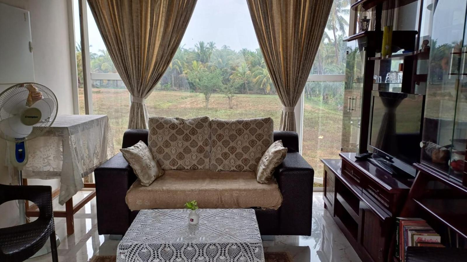 Shi'S Unique & Private 180 Degree Glass House In Pollāchi 外观 照片
