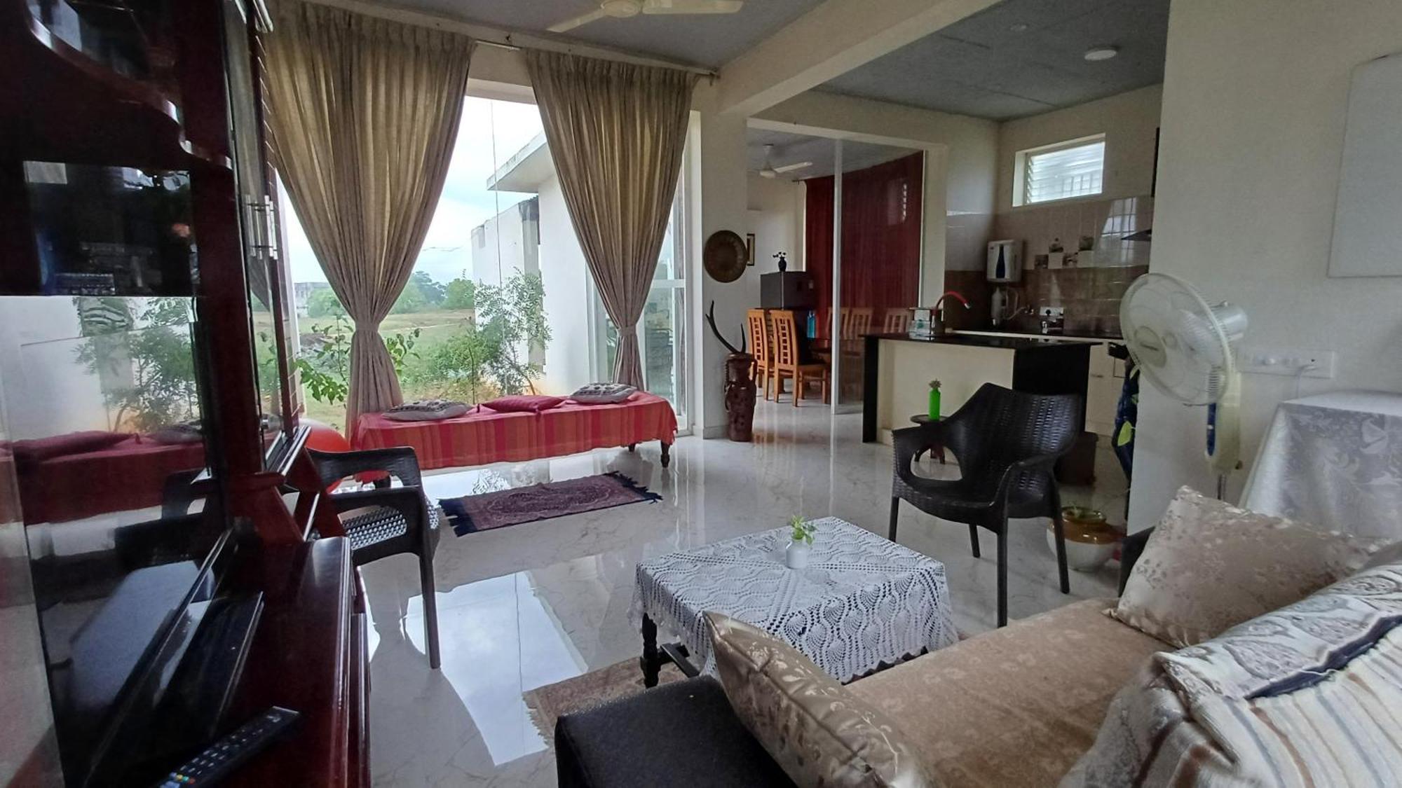 Shi'S Unique & Private 180 Degree Glass House In Pollāchi 外观 照片